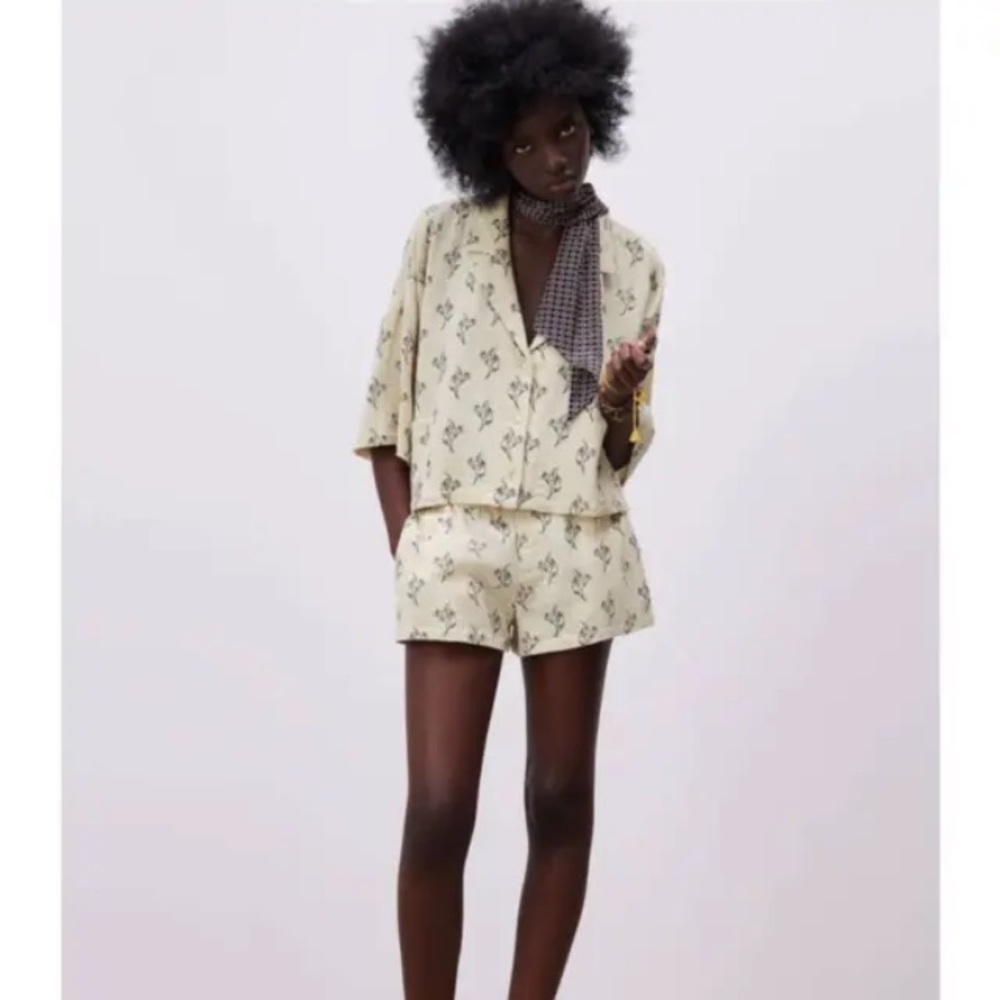 Zara 100% Cotton Cream Floral Button Down Cropped Blouse🌿🖤🤍